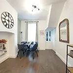 A New Apartment Near City Centre Titanic And Bus Stop Cozy Stay At Amber Lodge